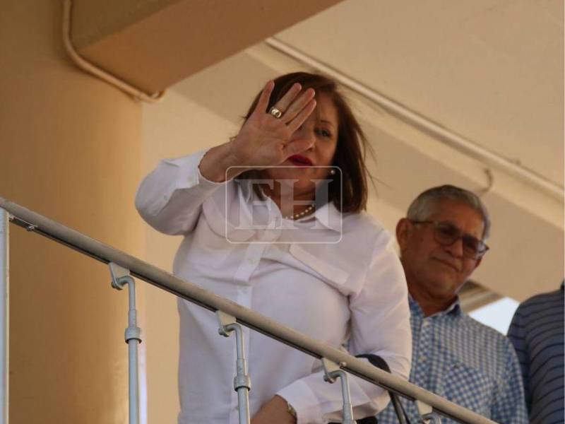 La exdiputada al Parlamento Centroamericano regresó este miércoles 15 de abril al Congreso Nacional. Con gestos de despedida, saludó a la prensa, pero no se detuvo para dialogar.