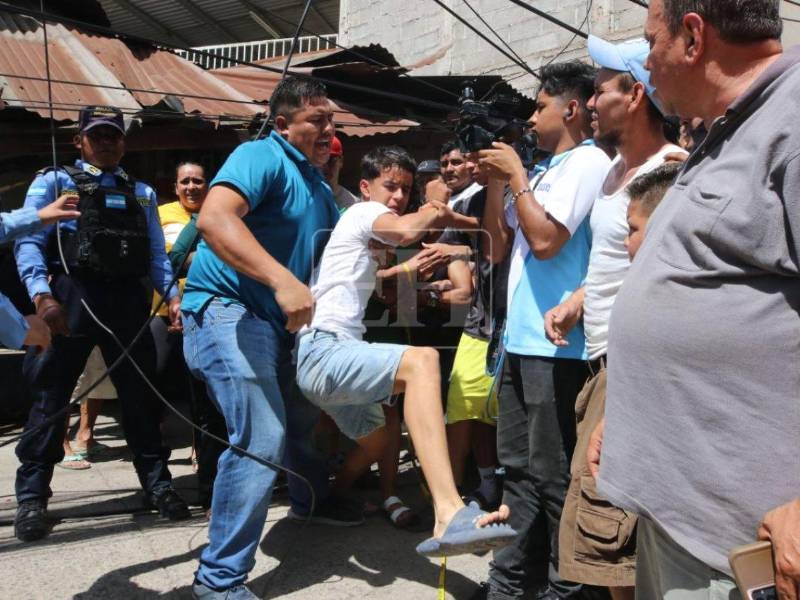 El conductor de la volqueta que se estrelló en la colonia Villa Nueva portaba una licencia tipo B y no tipo C, que es la requerida para manejar vehículos pesados. Las autoridades de la Dirección Nacional de Vialidad y Transporte (DNVT) investigan dos posibles causas del siniestro.