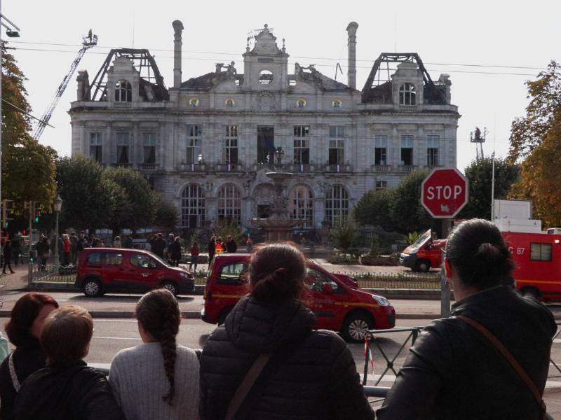 Los vecinos de Limoges, ciudad de 130.000 habitantes del centro de Francia, viven con desolación la destrucción de su Ayuntamiento anoche, tras el fuego originado por encapuchados durante las protestas masivas contra el encarecimiento del coste de la vida, que se sucedieron el sábado por todo el país.