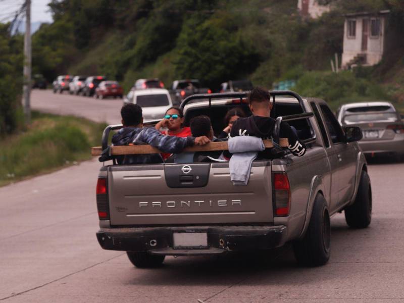 La paila de los pick-up no fue diseñada para transportar pasajeros, pero ante la realidad económica del país la DNVT permitirá como máximo tres personas y sancionará los excesos.