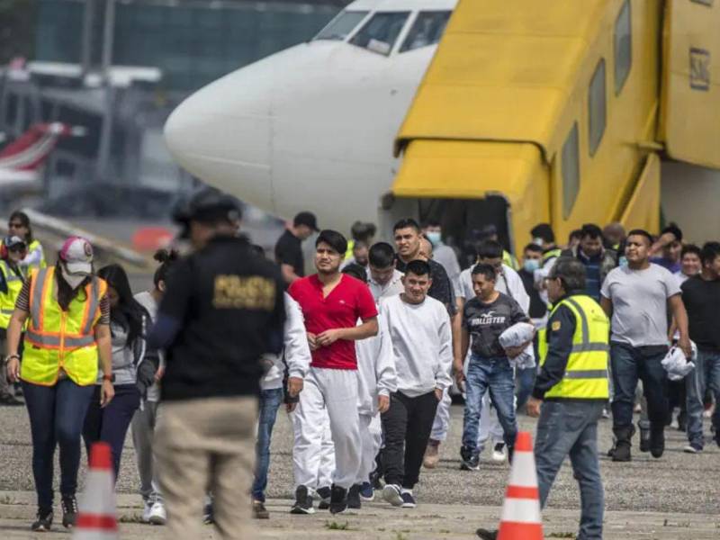 El grupo arribó a la terminal aérea sampedrana en dos vuelos, uno de carácter militar y otro comercial, de acuerdo con los datos proporcionados sobre la llegada de los connacionales.