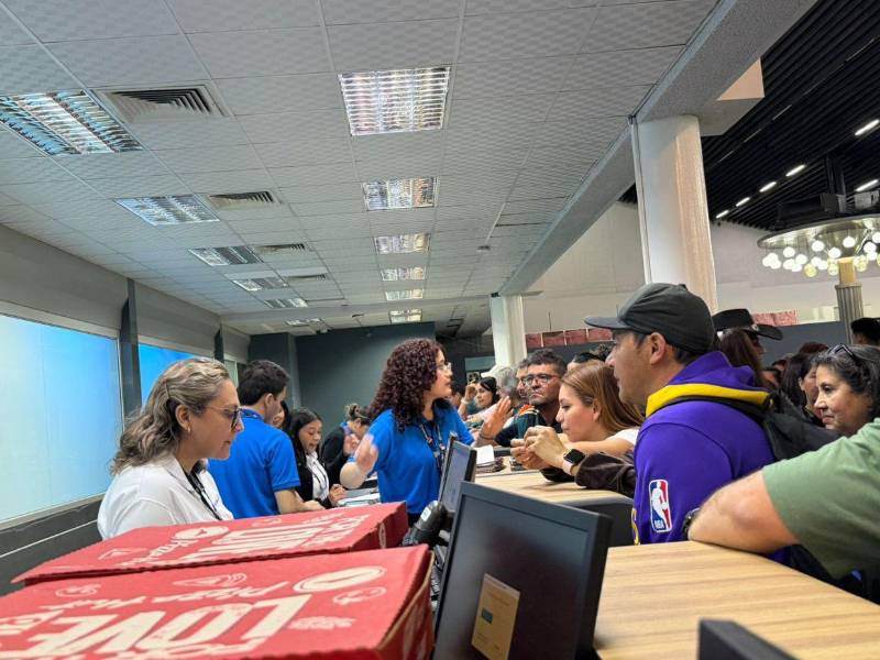 Falla técnica deja a 290 pasajeros varados en SPS rumbo a Madrid