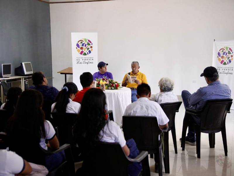 Armando García envuelve sus cuentos con humor, ironía y sarcasmo, y terminan siendo un dardo envenenado de realidades.