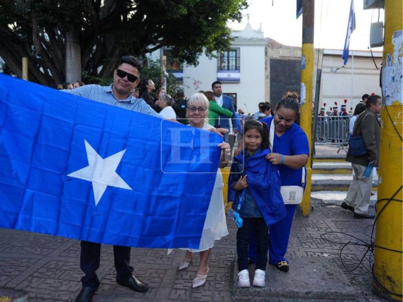 Tras el regreso del Partido Nacional al poder, los nacionalistas llegaron hasta el Congreso Nacional visiblemente emocionados. Rodeando el hemiciclo legislativo, coreaban consignas como “¡Sí se pudo, sí se pudo!”.
