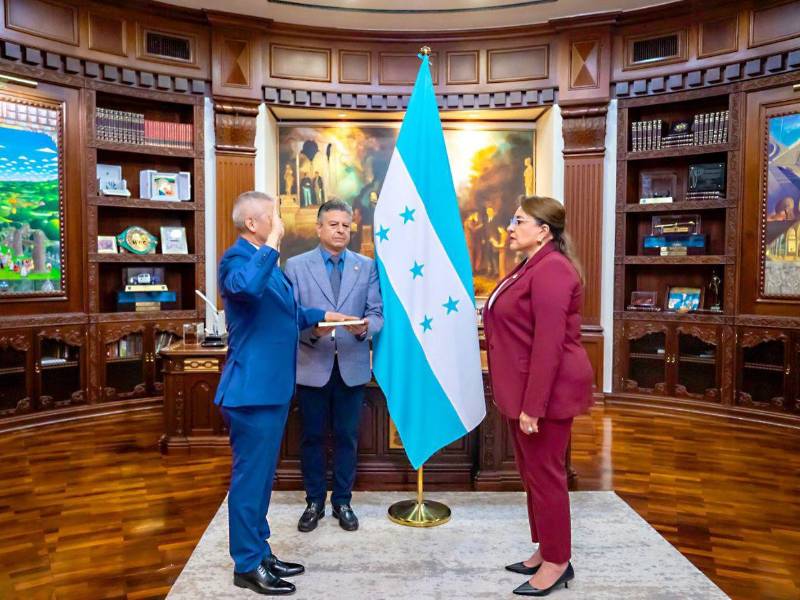 La mandataria hondureña juramentó a Hernández en Casa Presidencial.