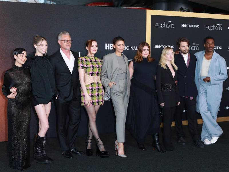 Eric Dane, fallecido el jueves a los 53 años debido a la ELA, posa junto al resto del elenco de la serie 'Euphoria', incluido su creador Sam Levinson, en 2022.