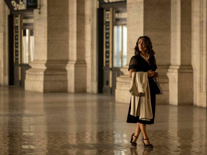 Fotograma cedido por Brainstorm Media muestra la actriz mexicana Salma Hayek interpretando a Nina en una escena de la película 'Without Blood' ('Sin sangre').
