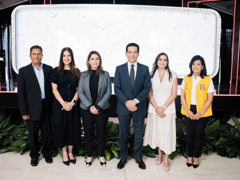 El Presidente Ejecutivo de BAC Honduras, Carlos Handal, acompañado de los panelistas en la presentación de resultados de la estrategia Triple Valor.