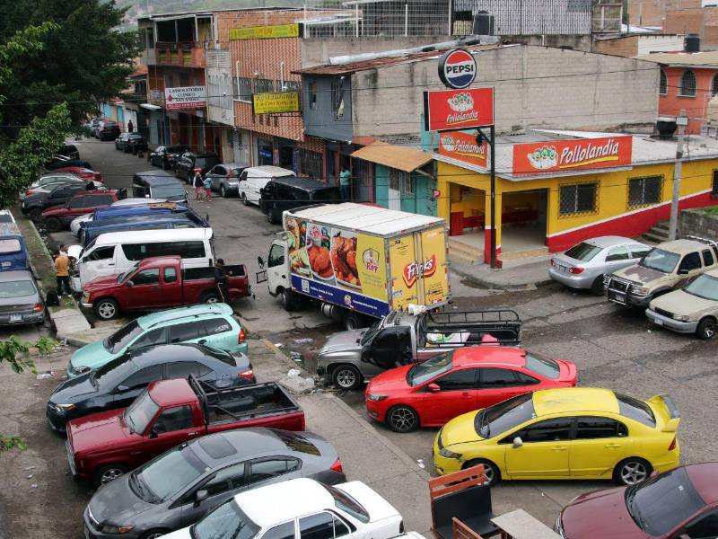 El acceso a la colonia Centroamérica Oeste, en la capital, se ha convertido en un problema diario para conductores y peatones debido a la gran cantidad de vehículos mal estacionados, una situación denunciada por los propios vecinos y constatada por EL HERALDO durante un recorrido por la zona.