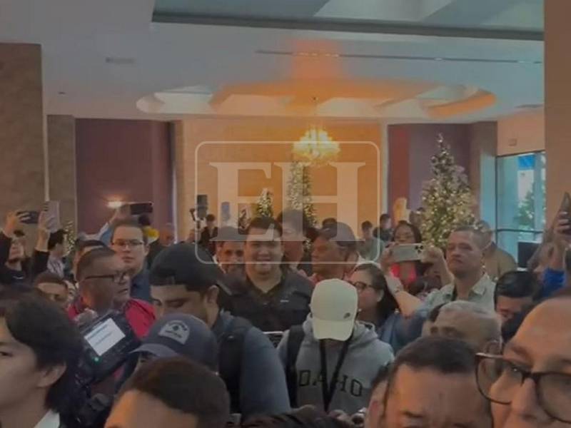 Momento en que colectivos de Libre buscaban boicotear el inicio de la conferencia de prensa del CNE.