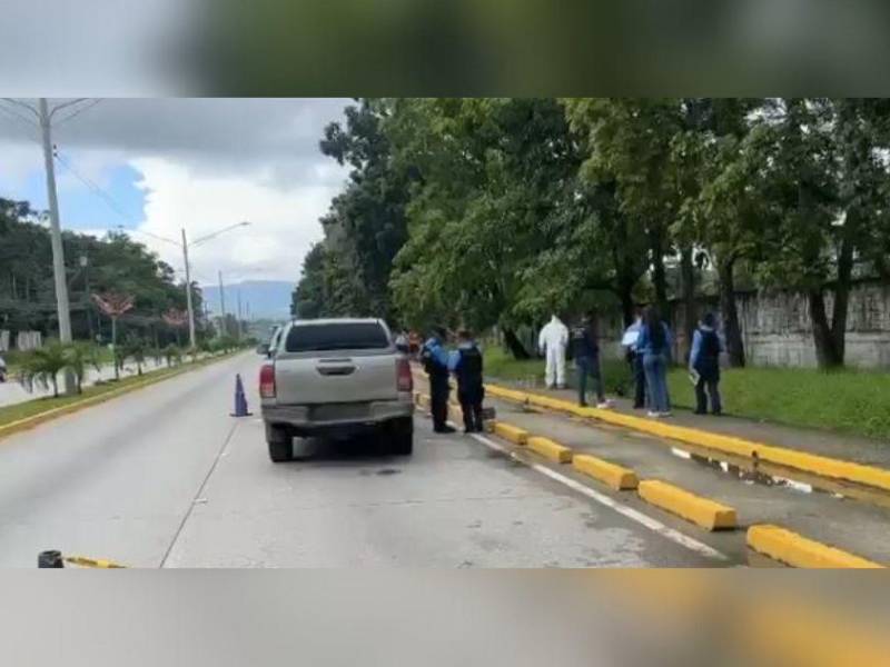 El cadáver del hombre estaba dentro de la cuneta que estaba llena de agua.