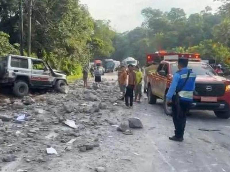 Un trágico accidente en el municipio de Santa Cruz de Yojoa dejó un fallecido y tres heridos tras el impacto de una volqueta cargada de piedra.