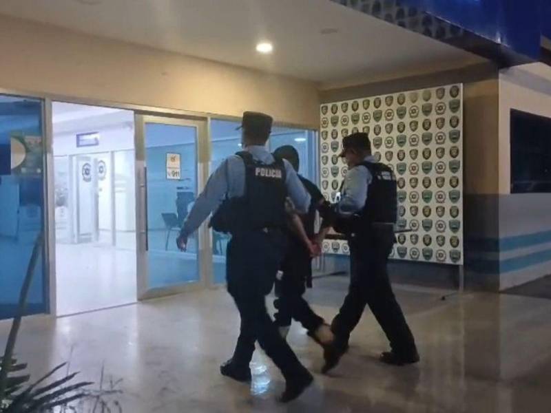 El guardia de seguridad fue capturado por agentes de la Policía Nacional asignados en Siguatepeque, Comayagua, tras recibir una denuncia por la mujer ofendida.