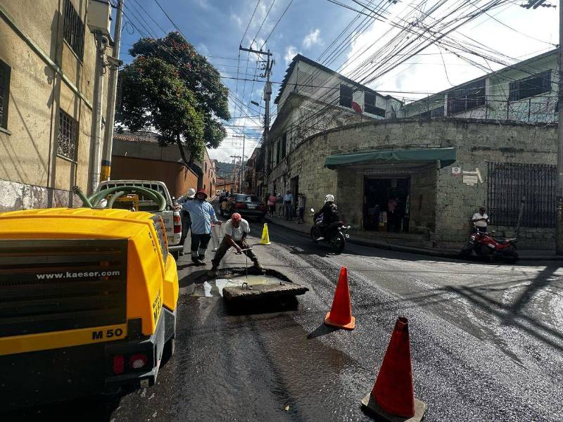 La UMAPS reporta la reparación mensual de hasta 90 tapaderas dañadas en la capital, afectadas por tráfico pesado, estacionamiento indebido y actos vandálicos.