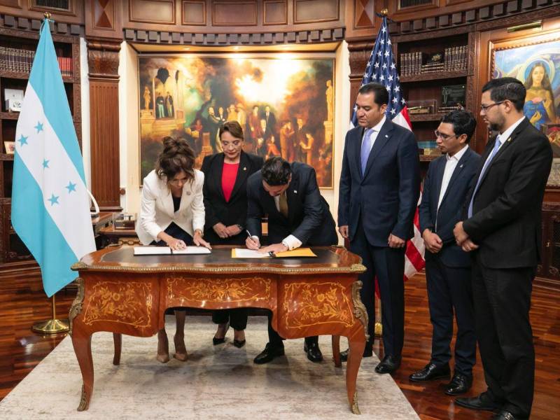 Noem y la presidenta Castro firmaron varios acuerdos tras la visita.