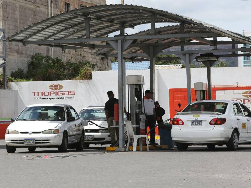 Los taxistas son los que más llegan a la estaciones de gas, para abastecerse de este combustible.