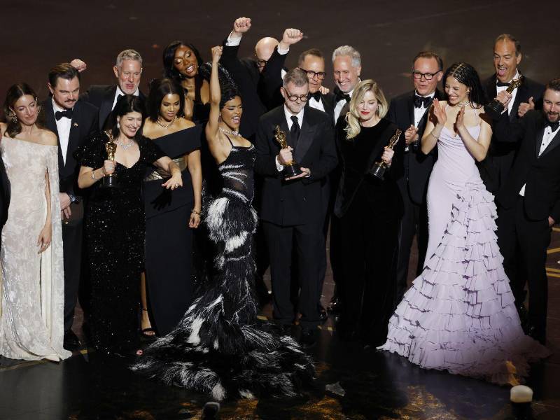 El director y el elenco de Una batalla tras otra recibiendo el Oscar a Mejor película.