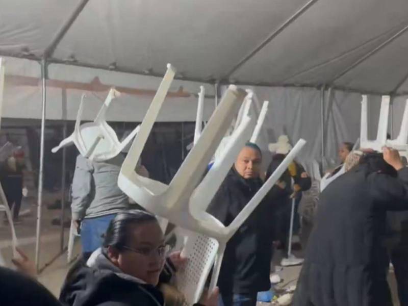 Representantes del Partido Nacional tuvieron que cubrirse utilizando mesas y sillas para protegerse.