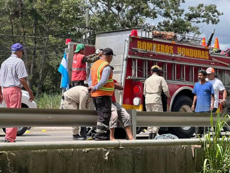Elementos del Cuerpo de Bomberos recuperaron el cadáver del sub inspector Nery Hernández Ramírez, el cual se encontraba en el río bajo el puente Calán.