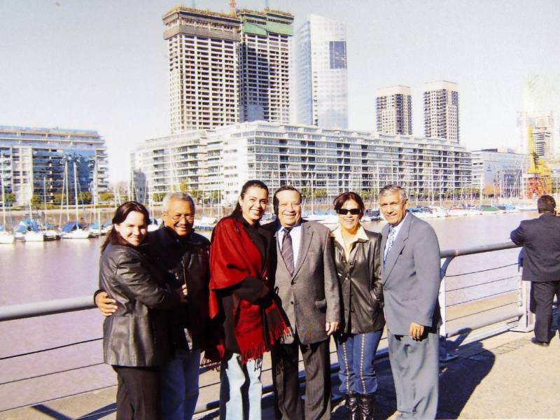 Don Augusto Aguilar junto a representantes de instituciones electorales de varios países. La fotografía fue tomada el 28 de junio de 2009 en Argentina, cuando en Honduras ocurría el golpe de Estado.