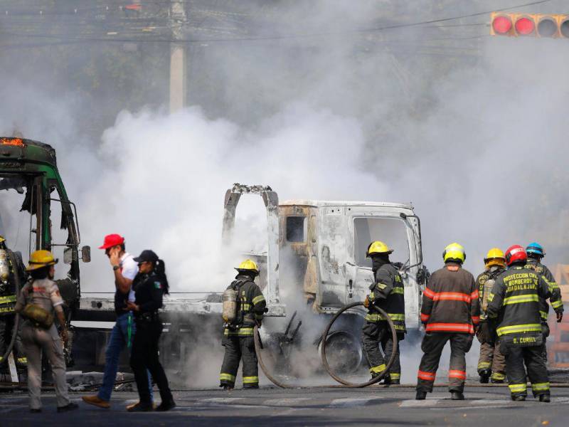 Carros incendiados y caos generalizado se vive en Jalisco durante un operativo en el que falleció el líder del Cartel Jalisco Nueva Generación, alias El Mencho. Aquí todos los detalles.
