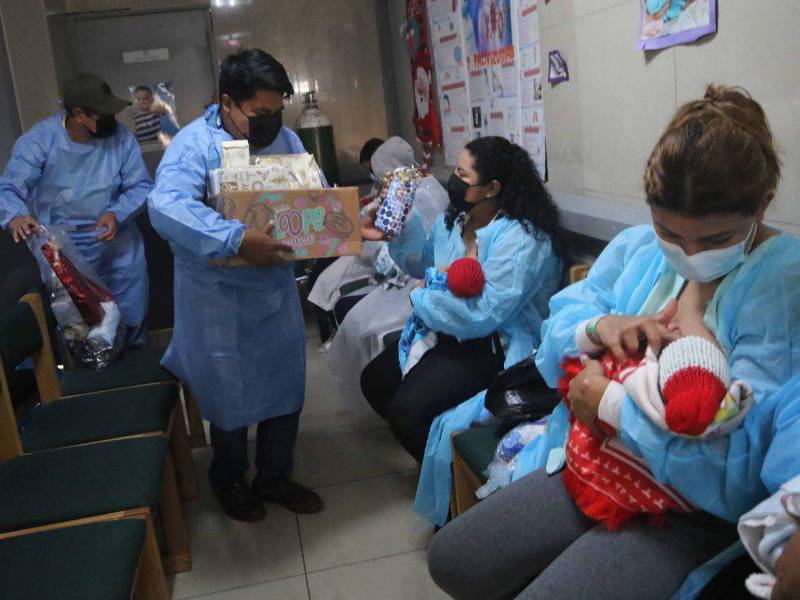 La campaña Regale un Juguete en Navidad llevó alegría y esperanza a 60 madres del Hospital Escuela junto a sus bebés recién nacidos.