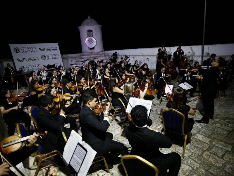 La Orquesta Sinfónica de la Victoria ofreció un concierto en el cierre del festival, con obras de Chaikovski, música venezolana y hondureña.