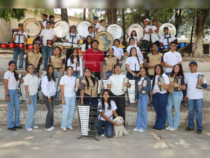 Los estudiantes del Instituto Tecnológico de Administración de Empresas (INTAE) afinan los últimos detalles para su presentación en los desfiles patrios del próximo 15 de septiembre.