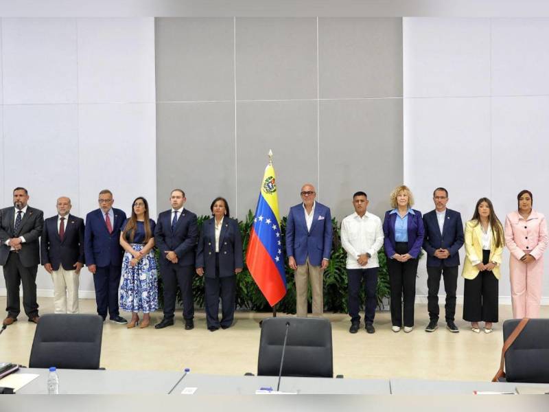 Democracia. El Gobierno de Venezuela y un grupo opositor instalaron formalmente ayer, jueves, la mesa de diálogo, impulsada por Estados Unidos, para avanzar hacia una transición en el país suramericano, cita en la que no participan los líderes opositores María Corina Machado y Edmundo González Urrutia.