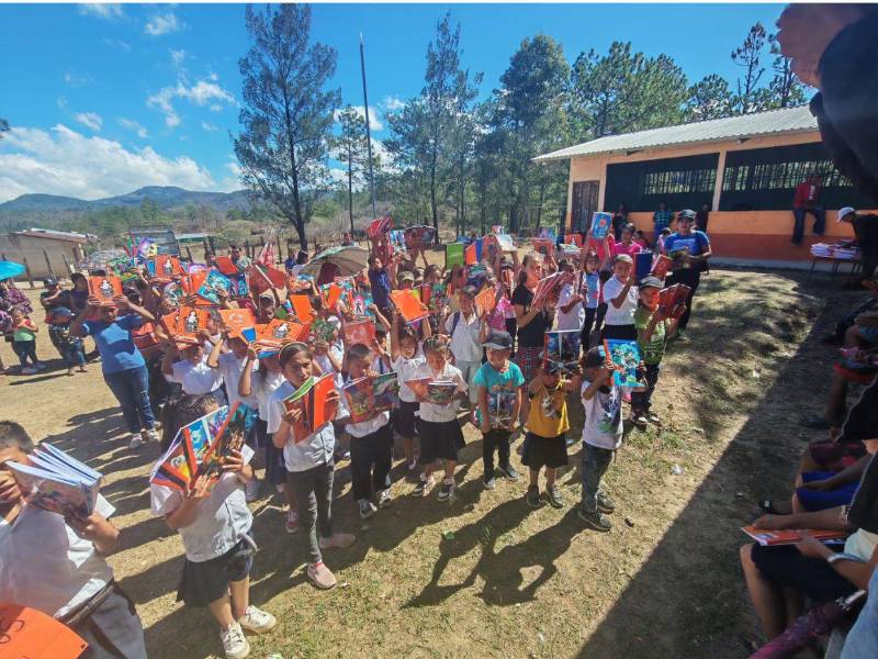 Maratón del Saber llegó a Turturupe llevando cuadernos a lomo de mula, beneficiando a niños de Ulasala, El Zursul y El Aguacate.