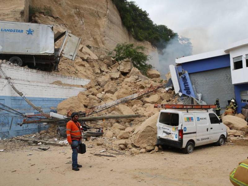 Las primeras investigaciones apuntan precisamente a que una filtración constante de agua habría debilitado progresivamente la estructura del cerro.