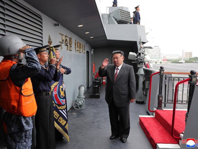 El mandatario realizó un recorrido por el buque.