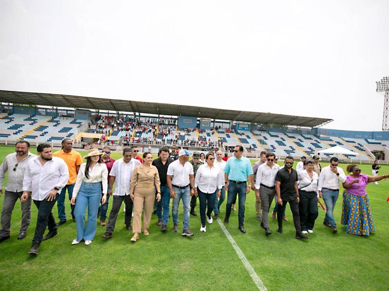 La presidenta, Xiomara Castro, junto a su equipo de trabajo y pobladores de la zona realizaron un recorrido por el Estadio Ceibeño.