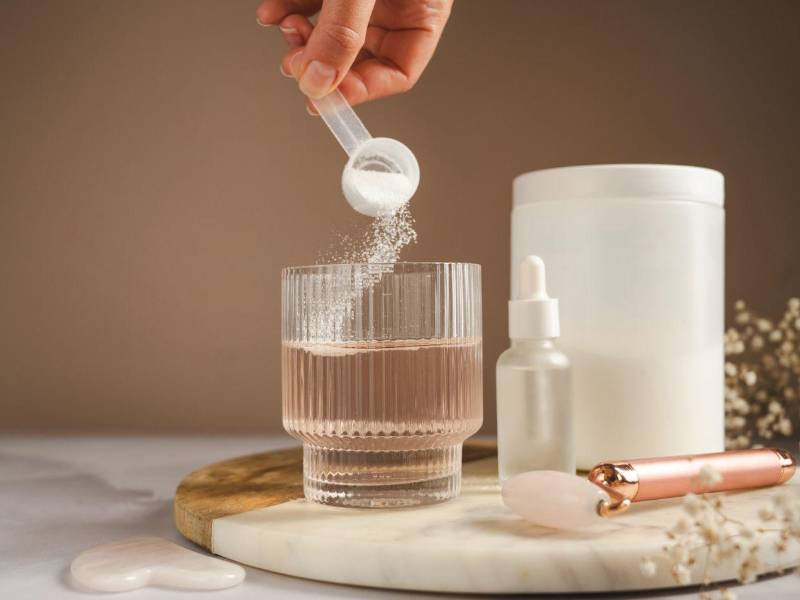 La suplementación con colágeno hidrolizado se estudia por sus posibles efectos sobre la hidratación y la elasticidad cutáneas, con resultados que varían según los ensayos.