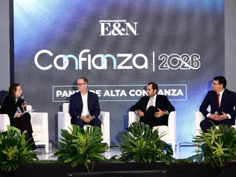 Alan Deware (Pinturerías Americanas); Ángelo Casco Bruni (Molino Harinero Sula) y Carlos Girón (VP corporativo de Imagen y Reputación Institucional de Grupo Financiero Atlántida), con la moderación de Claudia Díaz, directora ejecutiva de FUNDAHRSE