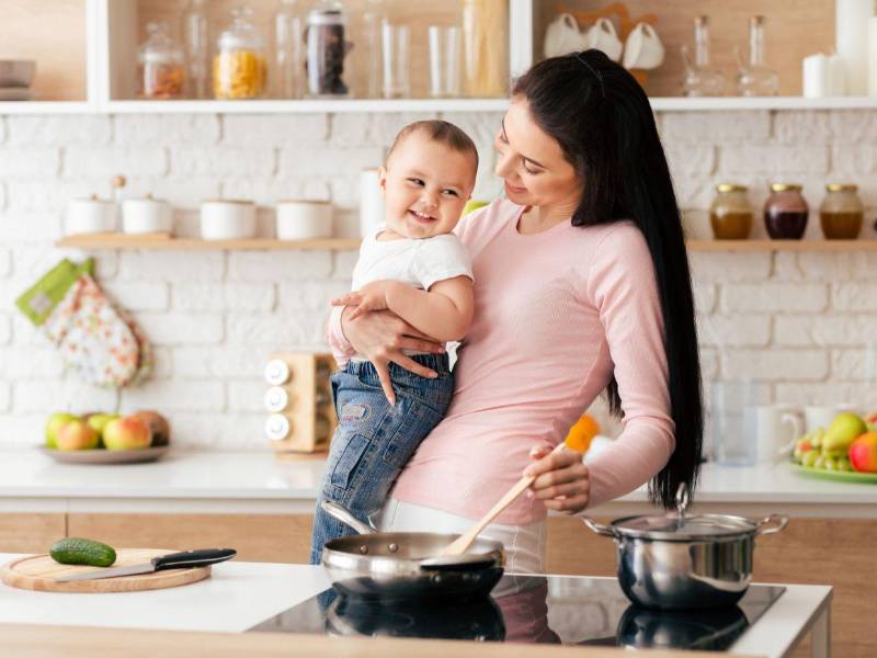 Se debe evitar cocinar y cargar a su hijo al mismo tiempo. Priorice una actividad a la vez.