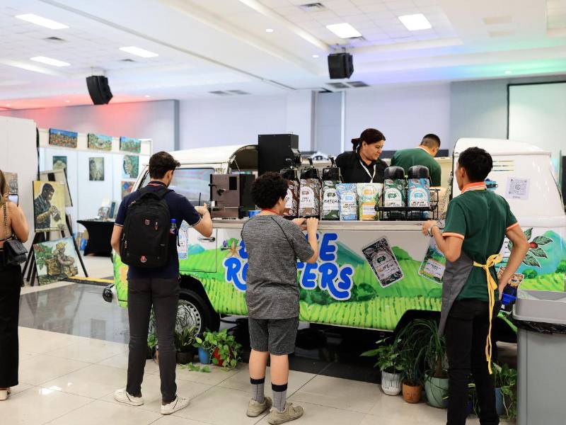 Emprendedores que tuvieron la oportunidad de exhibir y vender sus productos, promoviendo el consumo local y fortaleciendo la generación de empleos.