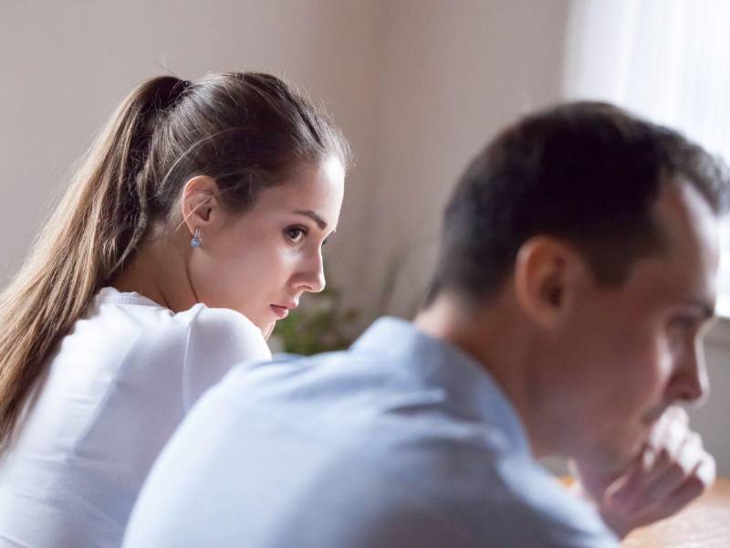 Las crisis son un “filtro” natural: sacan a la luz fortalezas y debilidades de la pareja. Si uno de los dos no sabe o no quiere brindar apoyo, el otro puede sentirse completamente solo, incluso estando en una relación.