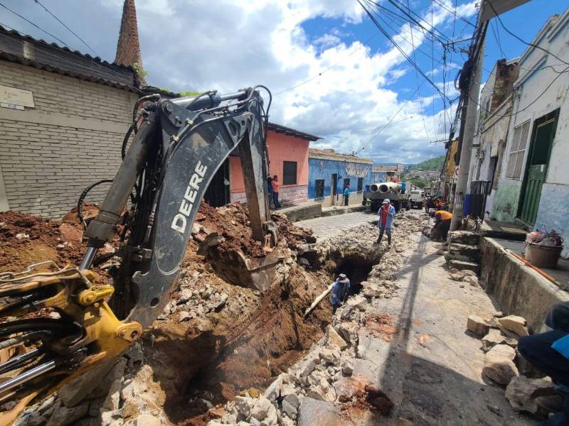 Los trabajos de reparación por un socavón se ejecutan entre el parque Finlay y el barrio La Cabaña