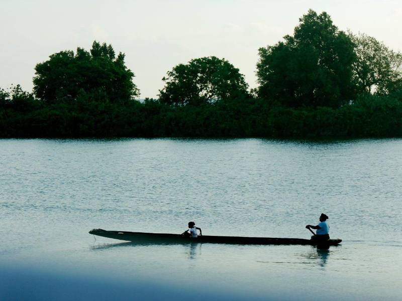 Mujeres navegando un pipante cerca de la desembocadura del Río Patuca, en Barra Patuca, Gracias a Dios.