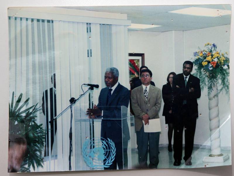 Héctor Espinal moderando uno de los eventos en los que participó Kofi Annan, entonces secretario general de la Organización de las Naciones Unidas (ONU).