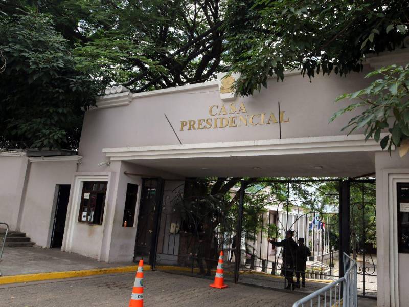 Vacía y con poco movimiento se observa Casa Presidencial.