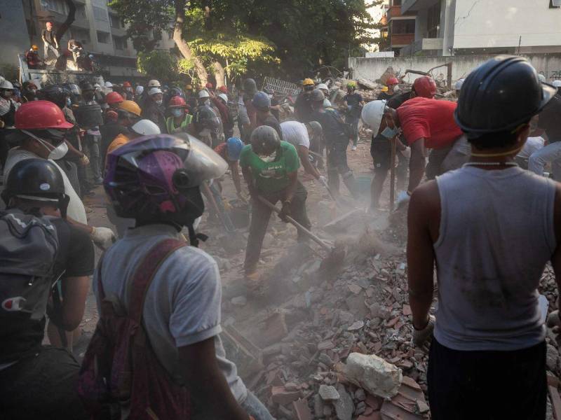 Venezuela vive horas de angustia tras los terremotos que dejaron miles de afectados, pero un rescate llenó de esperanza al país.