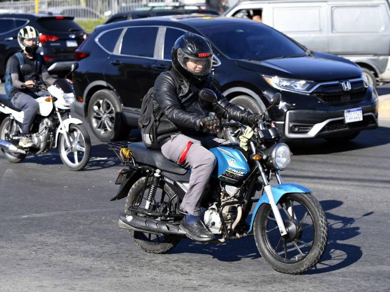 En la capital aún se visualizan conductores que no han implementado la medida del chaleco reflectivo.