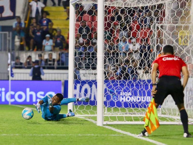 El momento en que Luis Ortiz ataja el penal de Odín Ramos.