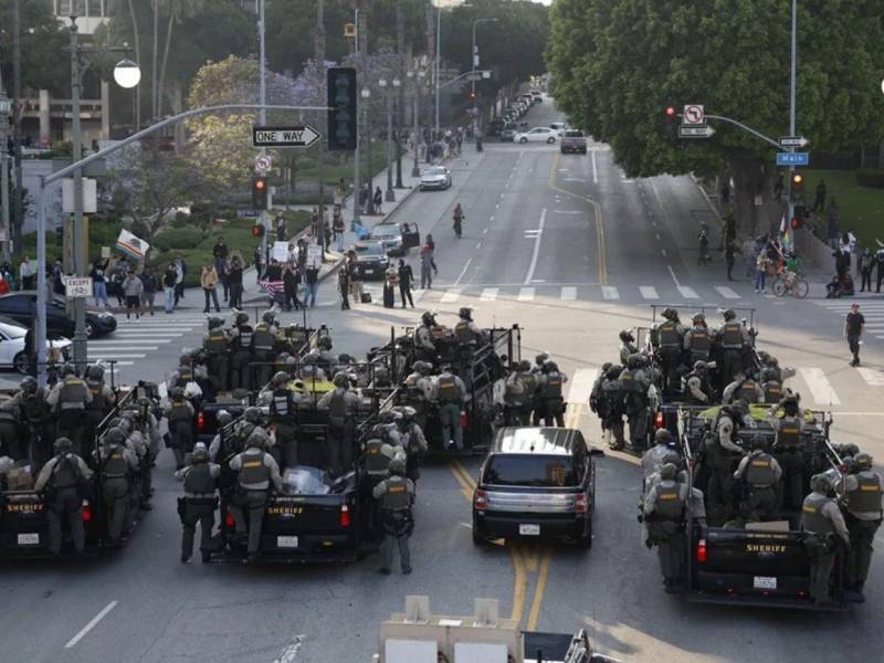 Los activistas y los abogados en Los Ángeles han denunciado que el Servicio de Control de Inmigración y Aduanas ha negado en repetidas ocasiones el acceso a los detenidos.