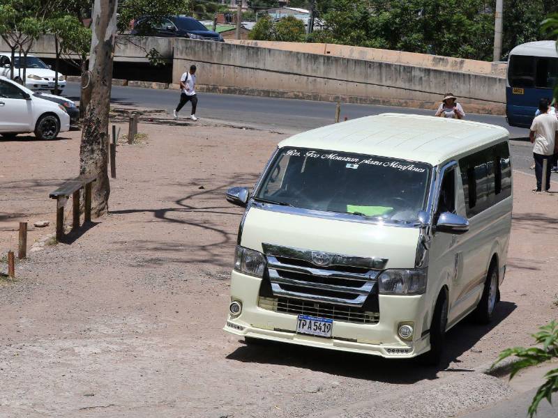Las áreas verdes también son utilizados como parqueo del transporte público. Este espacio se ubica frente a Plaza Miraflores, en el bulevar Centroamérica.