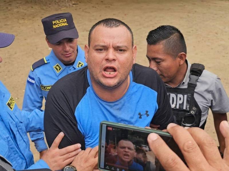 El imputado es acusado por los delitos de trato degradante agravado en perjuicio de un menor de edad y abuso de llamadas de emergencia en perjuicio del orden público.