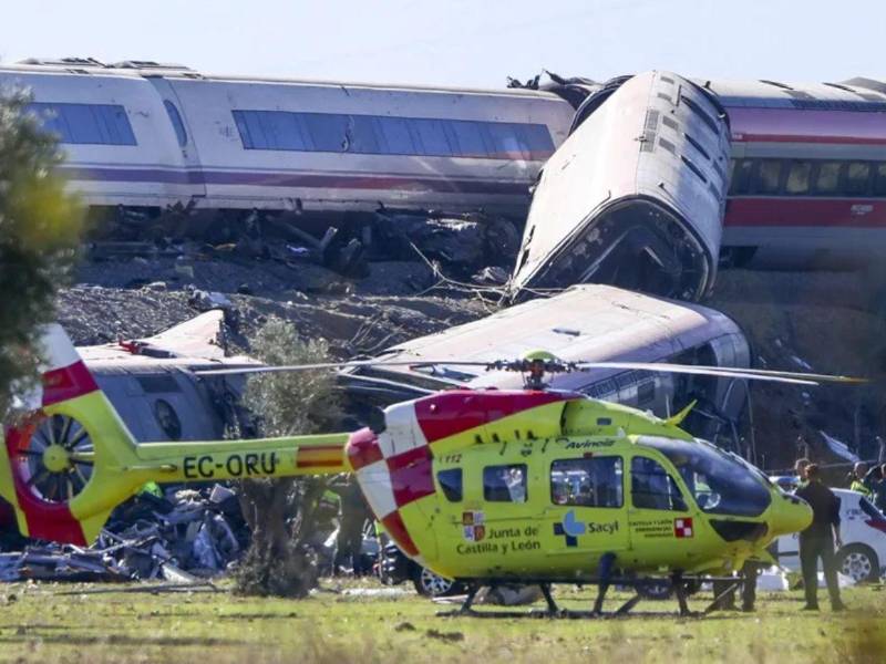 Bomberos y una unidad militar trabajan en el rescate tras el choque de dos trenes de alta velocidad; los heridos fueron llevados a varios hospitales.