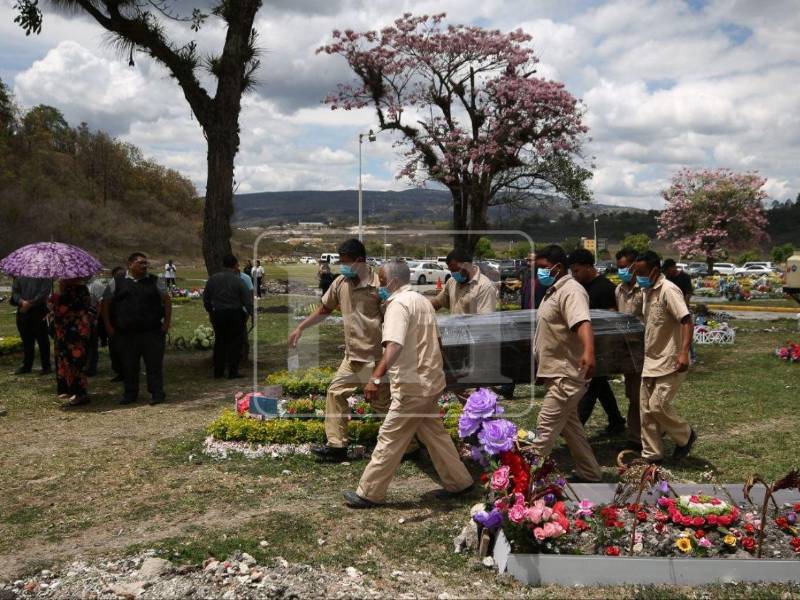 En medio de escenas de dolor, familiares y amigos dieron el último adiós a varias de las víctimas del accidente de tránsito ocurrido en La Ceibita, Quimistán, Santa Bárbara, que dejó nueve personas fallecidas.